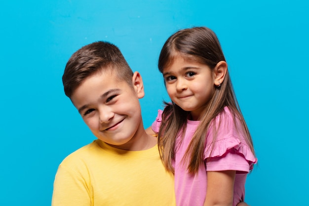 Foto irmão e irmã brincando com uma expressão feliz