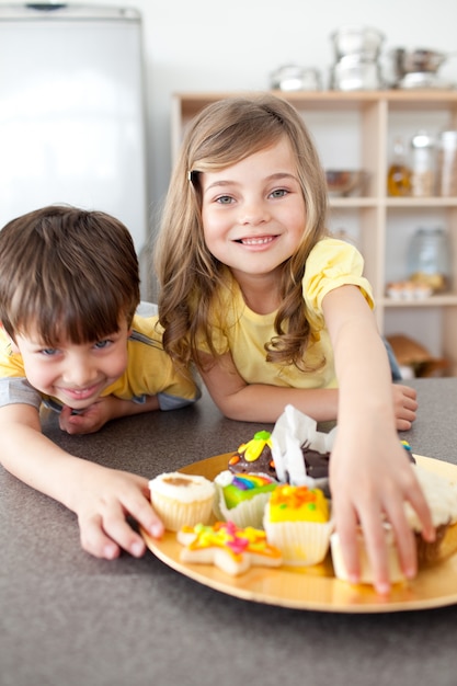 Irmão e irmã comendo biscoitos