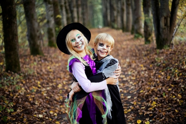 Foto irmão e irmã em fantasias de carnaval para o halloween