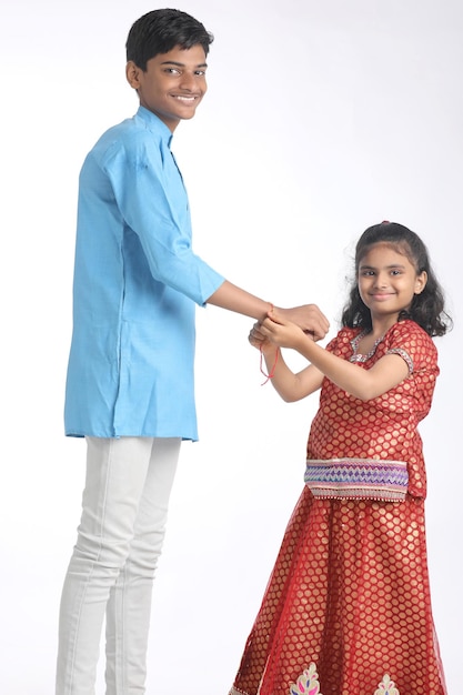 Irmão e irmã indianos celebrando o festival raksha bandhan em casa