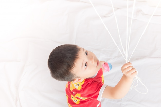 Irmão menino, com, balloon, forma coração, de, amor