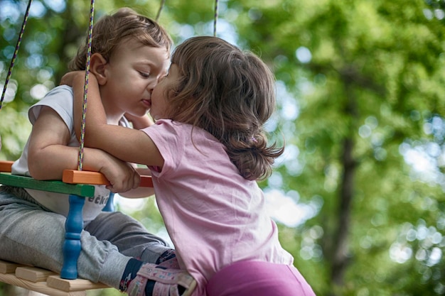 Irmãos a brincar juntos no parque.