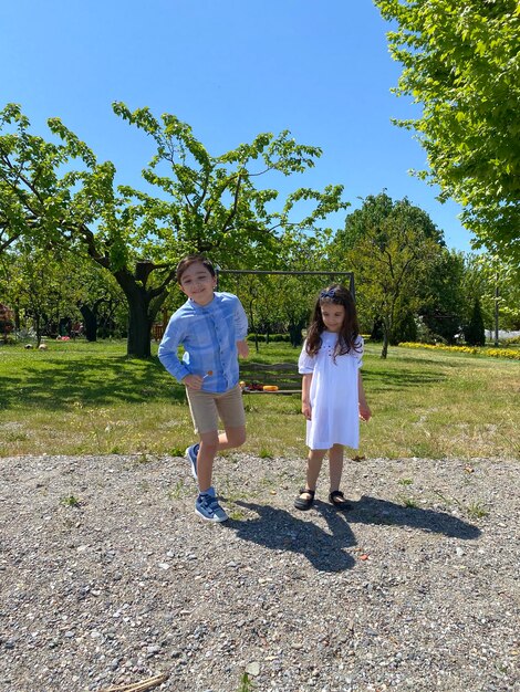 Irmãos a brincar no jardim