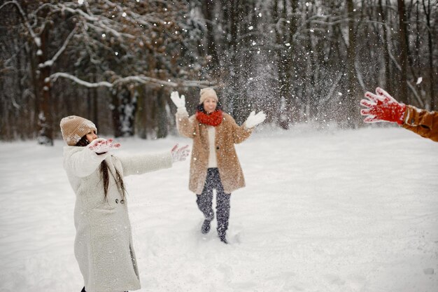 Irmãos adolescentes e sua mãe se divertindo em winter park