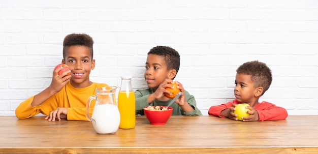 Irmãos afro-americanos tomando café da manhã