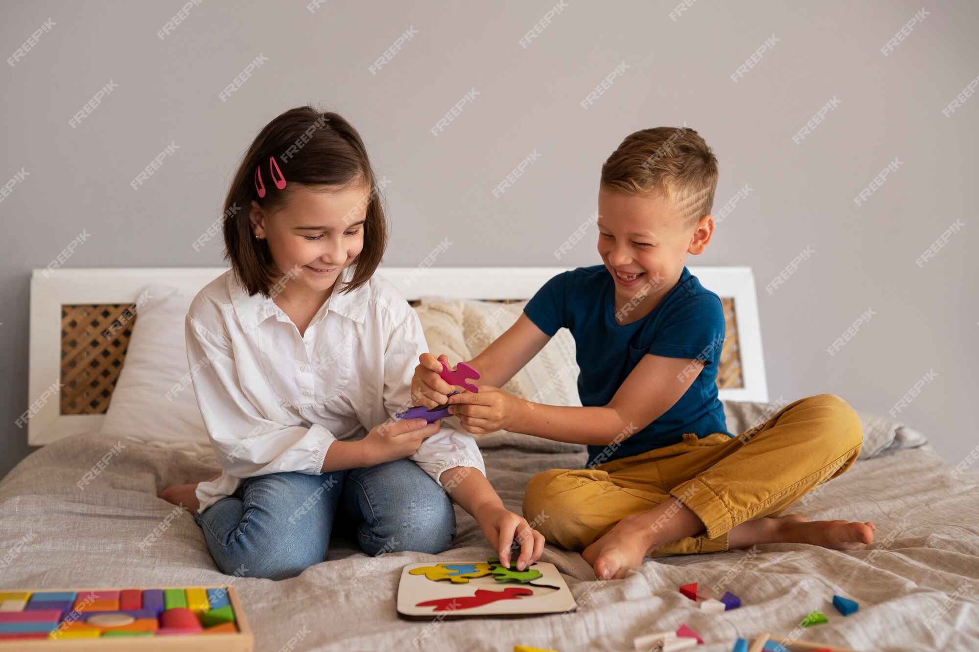 Irmãs Brincando na Grama - Quebra-Cabeça - Geniol