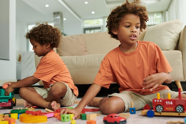 Irmãos brincando com brinquedos