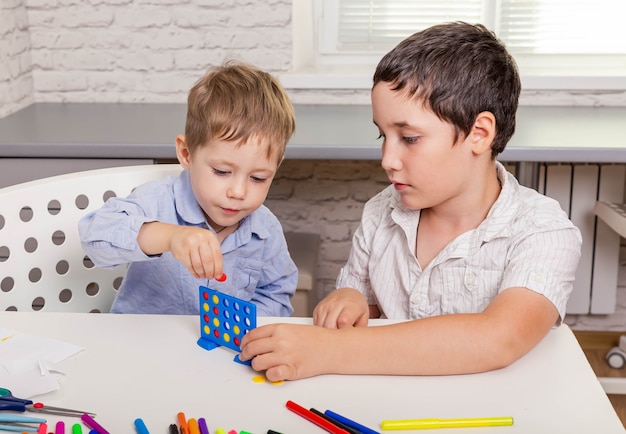 Irmãos brincando juntos em casa