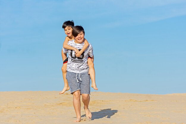 Irmãos brincando nas dunas