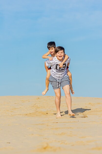 Irmãos brincando nas dunas