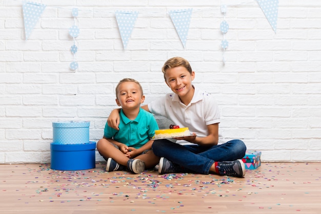 Irmãos comemorando um aniversário com um bolo