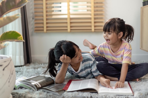 Irmãos concentrados lendo um livro