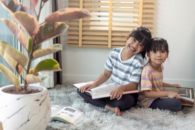 Irmãos concentrados lendo um livro