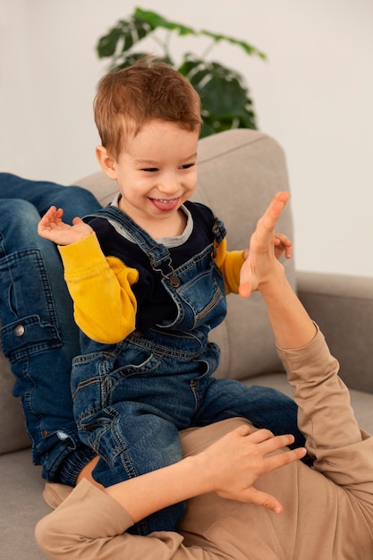 Irmãos de alto ângulo jogando em casa