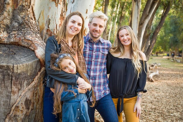 Irmãos e irmãs de raça mista ao ar livre