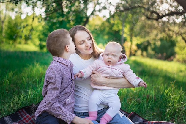 Irmãos e irmãs mais velhos com a menina Feliz piquenique em família