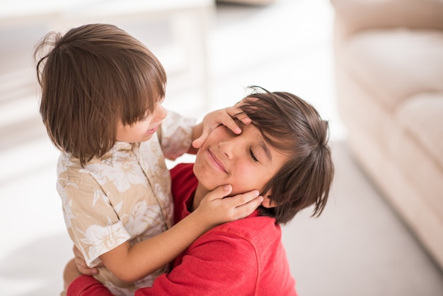 Irmãos em casa jogando juntos