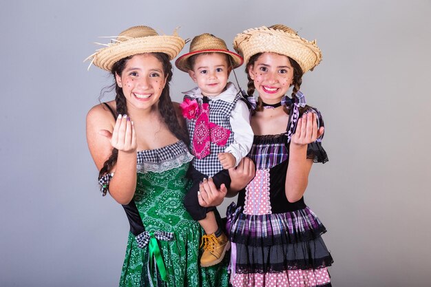 Foto irmãos família amigos brasileiros com roupas de festa junina arraial festa de sao joao retrato horizontal