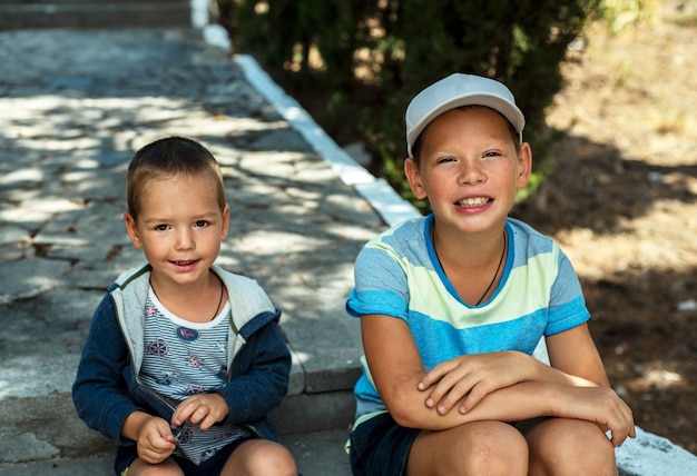 Irmãos pequenos sorridentes, dois meninos sorrindo