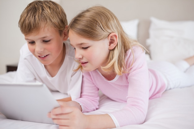 Irmãos usando um tablet computador