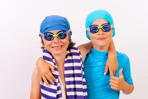 Irmãos vestidos de maiô para aulas de natação na piscina Fundo branco