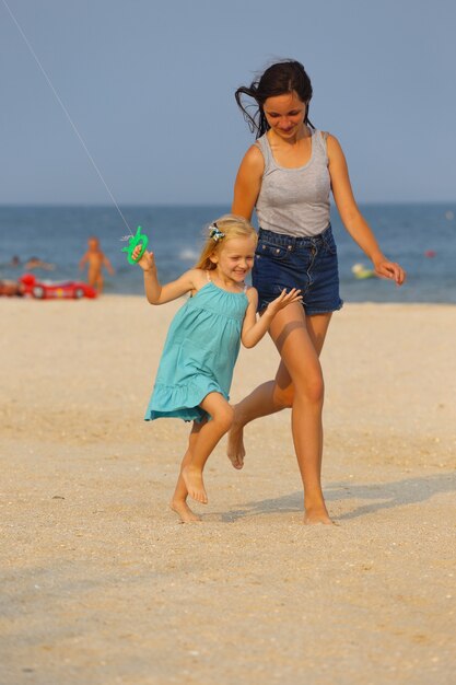 Irmãs correndo e se divertindo na praia