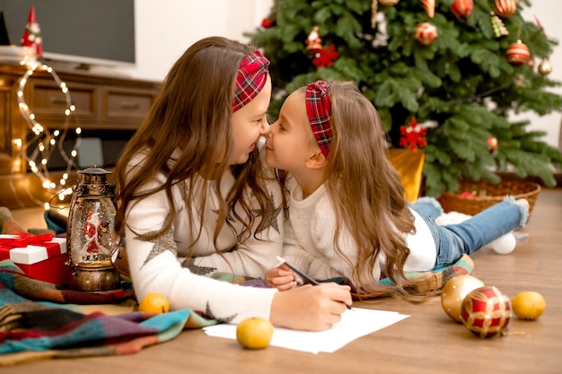 irmãs escrevendo carta para o papai noel