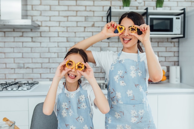 Irmãs felizes brincam com formas de panificação