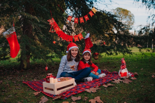 Irmãs felizes tirando algumas fotos de Natal