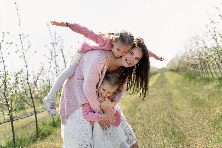 Foto irmãs gêmeas com sua linda mãe no campo