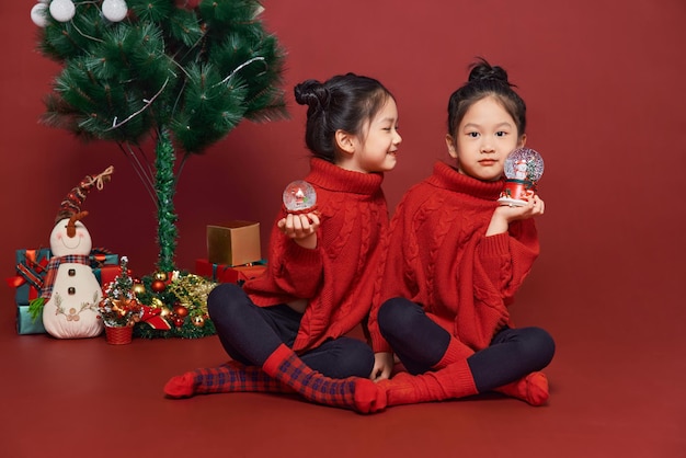 Irmãs gêmeas comemoram as férias de natal