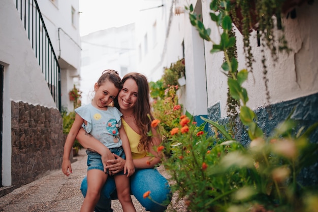 Irmãs jovens de quatro e 20 anos felizes perto de plantas