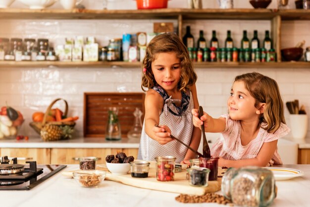 Irmãs mais novas preparando biscoitos. conceito de chef infantil.