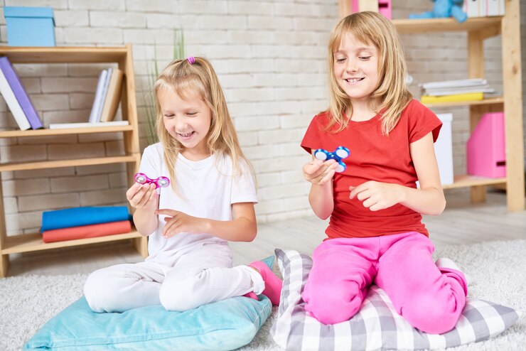 Foto irmãzinhas brincando com brinquedos populares