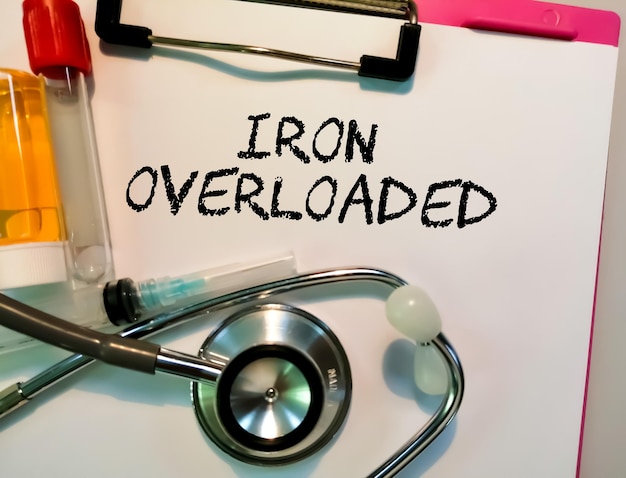 Iron Overload Wort medizinisches Begriffswort mit medizinischen Konzepten in Whiteboards und medizinischen Geräten