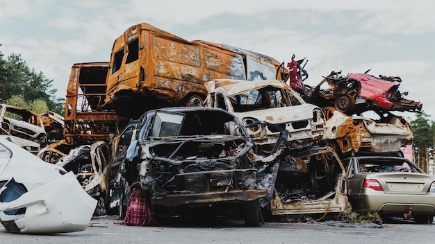 Irpin Región de Kiev Ucrania 28 de abril de 2022 Cementerio de coches en Irpin consecuencias de la invasión del ejército ruso en Ucrania