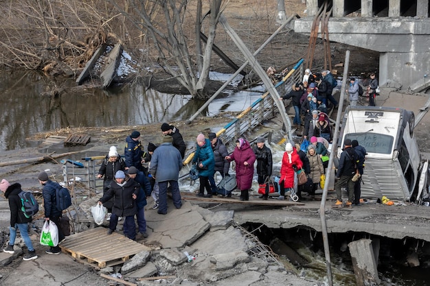 IRPIN UCRÂNIA Mar 09 2022 Guerra na Ucrânia Milhares de moradores de Irpin têm que abandonar suas casas e evacuar enquanto tropas russas estão bombardeando uma cidade pacífica Refugiados de guerra na Ucrânia