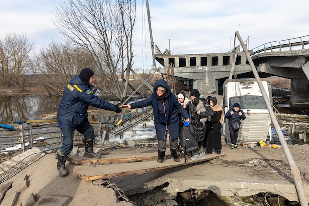 IRPIN UCRÂNIA Mar 09 2022 Guerra na Ucrânia Milhares de moradores de Irpin têm que abandonar suas casas e evacuar enquanto tropas russas estão bombardeando uma cidade pacífica Refugiados de guerra na Ucrânia