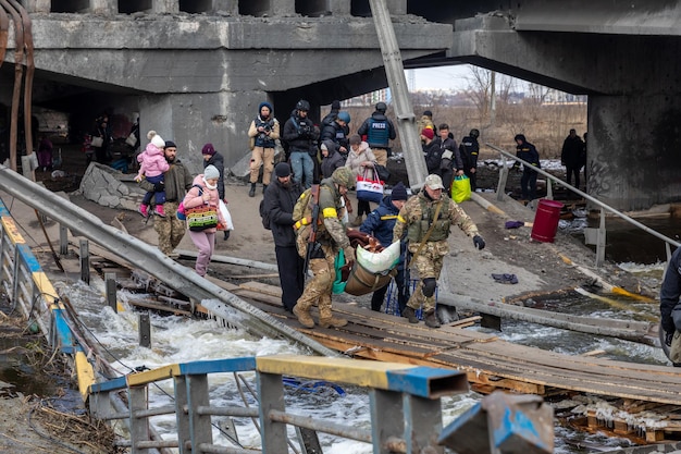 IRPIN UCRÂNIA Mar 09 2022 Guerra na Ucrânia Milhares de moradores de Irpin têm que abandonar suas casas e evacuar enquanto tropas russas estão bombardeando uma cidade pacífica Refugiados de guerra na Ucrânia