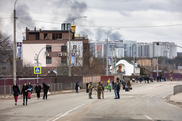 IRPIN UCRANIA 05 de marzo de 2022 Guerra de Rusia contra Ucrania Mujeres, ancianos y niños evacuados de la ciudad de Irpin fueron trasladados a Kiev por el batallón de defensa territorial de Kiev Refugiados de guerra en Ucrania