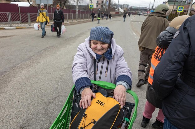 IRPIN UCRANIA 05 de marzo de 2022 Guerra de Rusia contra Ucrania Mujeres, ancianos y niños evacuados de la ciudad de Irpin fueron trasladados a Kiev por el batallón de defensa territorial de Kiev Refugiados de guerra en Ucrania