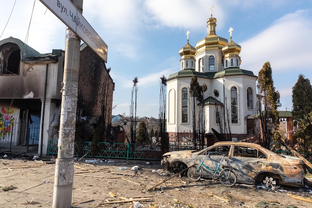 IRPIN UCRANIA 09 de marzo de 2022 Guerra en Ucrania Caos y devastación en las afueras de Irpin Iglesia dañada y automóvil quemado como resultado del bombardeo de una ciudad pacífica