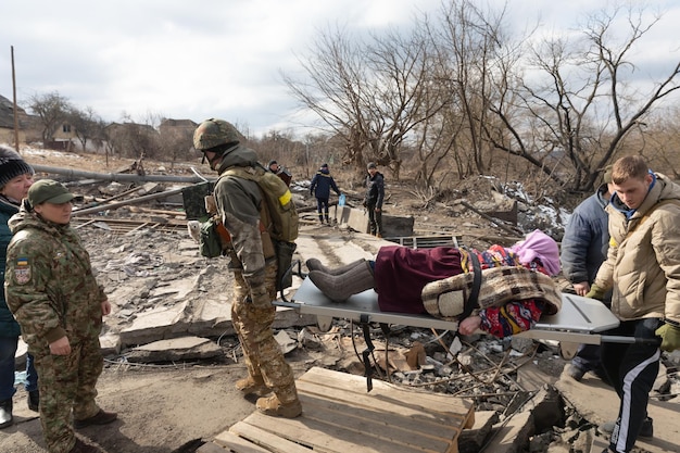 IRPIN UCRANIA 09 de marzo de 2022 Guerra en Ucrania Miles de residentes de Irpin tienen que abandonar sus hogares y evacuar mientras las tropas rusas bombardean una ciudad pacífica Refugiados de guerra en Ucrania