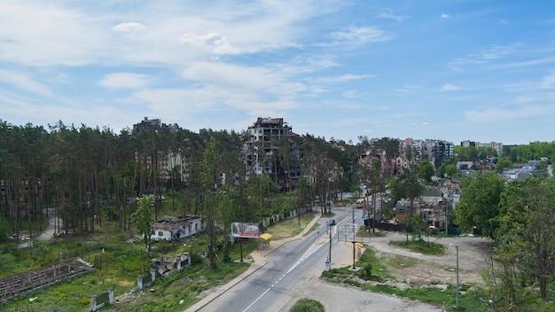 Irpin Ukraine 15. Mai 2022 Zerstörte Gebäude auf den Straßen von Irpen