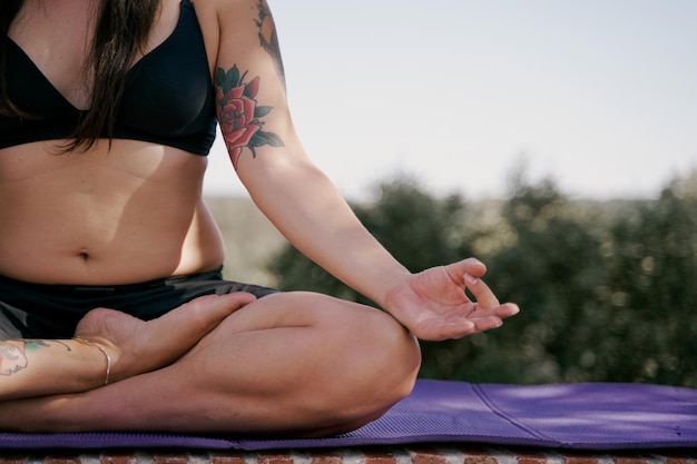 Irreconhecível jovem iogue praticando meditação de ioga sentada em siddhasana