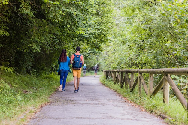 Irreconhecível raça mista meio casal ecoturismo caminhadas na conservação de senda del oso asturias