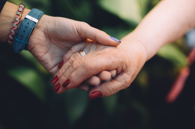 Irreconocible abuela y su nieta de la mano con amor