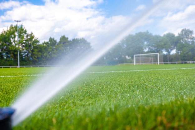 Irrigação com auxílio de jatos de pressão com água no estádio de futebol