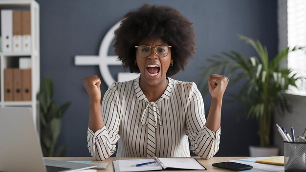 Foto irritada, afro-americana, gerente de escritório, com blusa listrada e óculos, apertando os punhos.