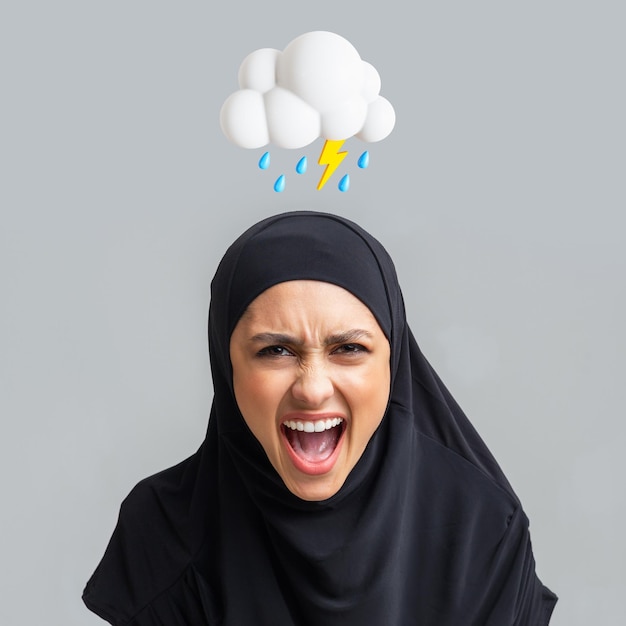 Irritada e excitada jovem islâmica em hijab enlouquecendo a boca gritando com nuvem abstrata de relâmpago